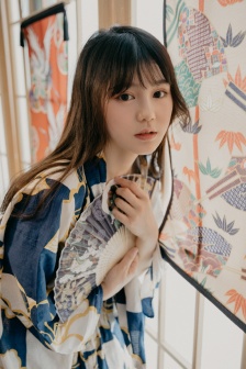 牡丹花下